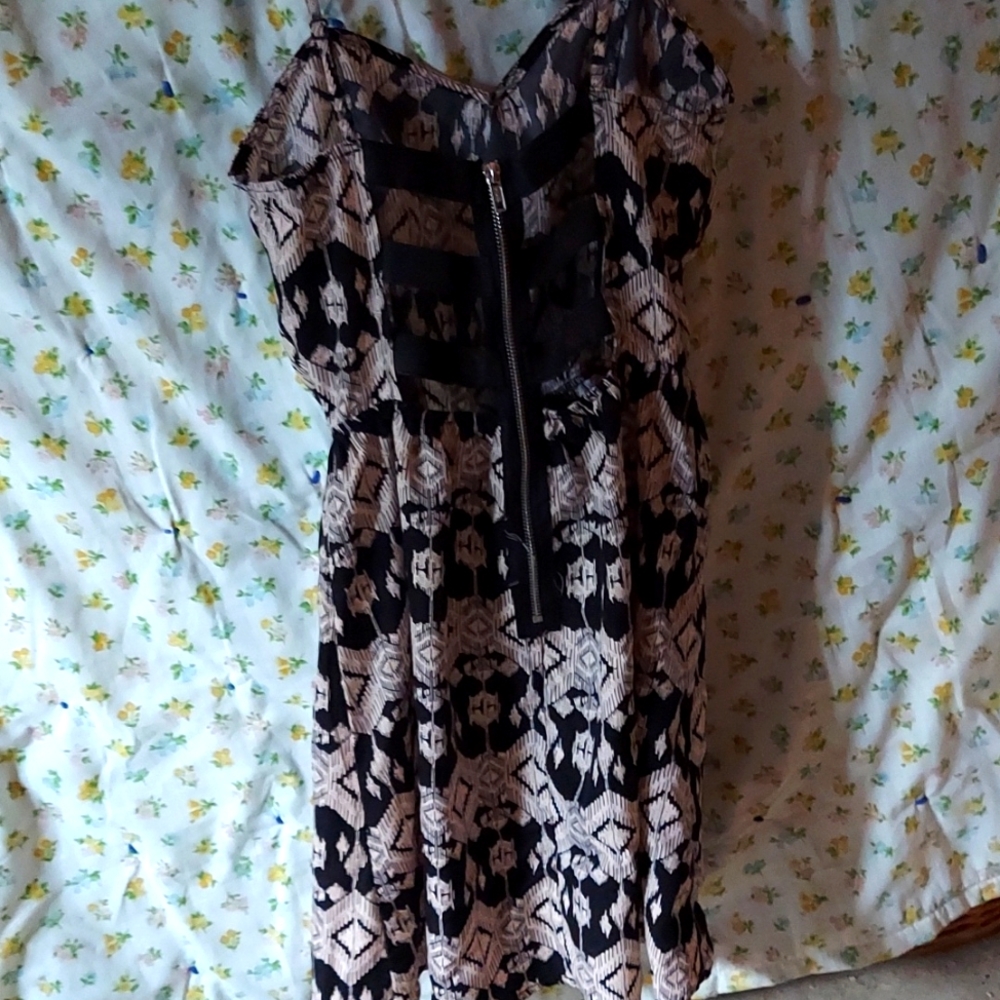 Small Pattern Dress - Picture 2 of 2